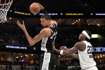 文班亚马19+15+7瓦塞尔19+7 马刺轻取灰熊7连胜